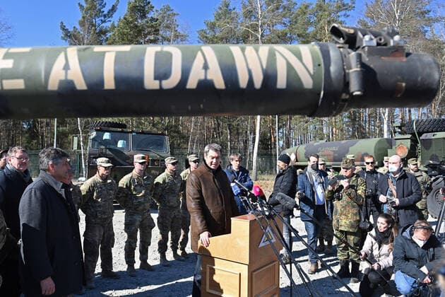 News Themen der Woche KW10 Markus SOEDER (Ministerpraesident Bayern und CSU Vorsitzender) spricht zu Presse und US Soldaten vor einem Panzer. Ministerpraesident Dr. Markus Soeder besucht den US-Truppenuebungsplatz Grafenwoehr, Hauptquartier des 7th Army Training Command am 11.03.2022. *** Markus SOEDER State Premier of Bavaria and CSU Chairman speaks to press and US soldiers in front of a tank State Premier Dr Markus Soeder visits US Troop Training Area Grafenwoehr, Headquarters 7th Army Training Command on 11 03 2022