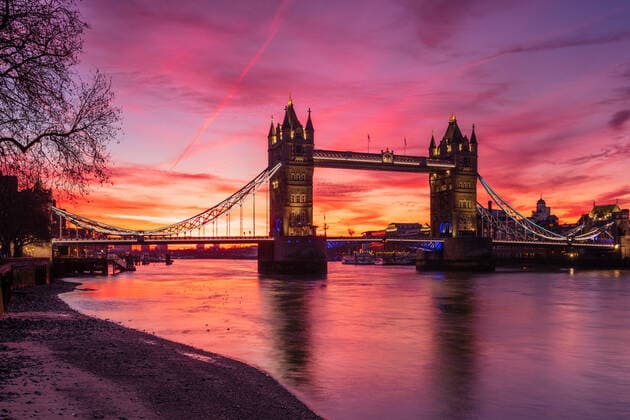 IMAGO Creative, Jahreszeit Winter in der Stadt Sunrise view of Tower Bridge from Tower Wharf, Tower of London, London, England, United Kingdom, Europe Copyright: EdxHasler 1284-306