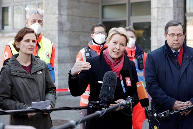 News Bilder des Tages Pressestatements von Katja Kipping, Senatorin fuer Integration, Arbeit und Soziales in Berlin, Die Linke, und Franziska Giffey, Regierende Buergermeisterin, SPD, waehrend des Besuchs der Messe Berlin in der Uebernachtungsmoeglichkeiten fuer Fluechtlinge eingerichtet wurden, DEU, Berlin, 11.03.2022 *** Press statements by Katja Kipping, Senator for Integration, Labor and Social Affairs in Berlin, Die Linke, and Franziska Giffey, Governing Mayor, SPD, during the visit of the Messe Berlin where overnight accommodation for refugees has been set up, DEU, Berlin, 11 03 2022