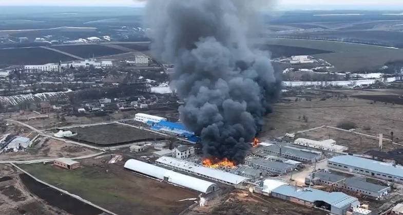 Ukraine-Krieg, Jahrestag der Invasion, Chronologie der Ereignisse, Archivbilder Bilder des Jahres 2022, News 03 März News Themen der Woche KW10 VIDEO AVAILABLE: CONTACT INFO@COVERMG.COM This drone footage was taken by the 93rd Mechanized Brigade of the Ukrainian Army. They claim it shows the aftermath of a Russian air bomb attack on civilian businesses in Dergachy in Kharkiv region. The factory burning in the footage makes Papa Carlo doors. Where: Kharkiv, Ukraine When: 11 Mar 2022 Credit: Ukrainian Ground Forces Cover Images **EDITORIAL USE ONLY. MATERIALS ONLY TO BE USED IN CONJUNCTION WITH EDITORIAL STORY. THE USE OF THESE MATERIALS FOR ADVERTISING, MARKETING OR ANY OTHER COMMERCIAL PURPOSE IS STRICTLY PROHIBITED. MATERIAL COPYRIGHT REMAINS WITH STATED SUPPLIER.** Copyright: xx 51270020 EDITORIAL USE ONLY. NOT FOR USE BY NEWSPAPERS BASED IN THE UK.