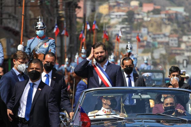 Bilder des Jahres 2022, News 03 März News Themen der Woche KW10 News Bilder des Tages Santiago, 11 de marzo de 2022. El Presidente de la Republica, Gabriel Boric , se retira del Congreso Nacional luego del cambio de mando presidencial. Dragomir Yankovic Aton Chile, Santiago Chile Aton_589498 *** Santiago, March 11, 2022 The President of the Republic, Gabriel Boric , leaves the National Congress after the presidential change of command Dragomir Yankovic Aton Chile, Santiago Chile Aton 589498  Copyright: DRAGOMIRxYANKOVIC ATONxCHILE