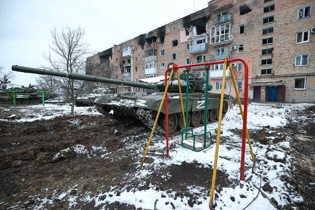 News Themen der Woche KW10 DONETSK REGION, UKRAINE - MARCH 11, 2022: A T-72 tank is pictured outside a residential building damaged in a shelling attack in the city of Volnovakha that came under control of the Donetsk People s Republic (DPR). Tensions started heating up in Donbass on February 17, with the Donetsk and Lugansk People s Republics reporting the most intense shellfire from Ukraine in months. Early on February 24, Russian President Putin announced the start of a special military operation by the Russian Armed Forces in response to appeals for help from the leaders of both republics. Mikhail Tereshchenko TASS  TS127639
