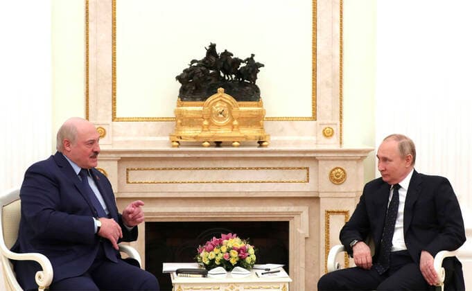 News Themen der Woche KW10 News Bilder des Tages March 11, 2022, Moscow, Moscow, Russia: Russian President Vladimir Putin, right, hosts a bilateral meeting with Belarus President Alexander Lukashenko at the Kremlin, March 11, 2022 in Moscow, Russia. Moscow Russia - ZUMAp138 20220311_zaa_p138_003 Copyright: xMikhailxKlimentyev KremlinxPoolx