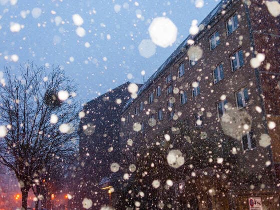Staßenszene mit Schneeflocken in der Luft. *** Street scene with snowflakes in the air