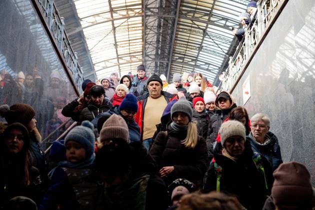 News Bilder des Tages March 11, 2022, Lviv, Ukraine: Crowds of people are getting off the platform at the Lviv train station. Lviv, the largest city in western Ukraine, has now become a transit hub for women and children fleeing to Europe, while men return and travel to eastern Ukraine to defend the country. Lviv Ukraine - ZUMAs197 20220311_zaa_s197_651 Copyright: xHestherxNgx