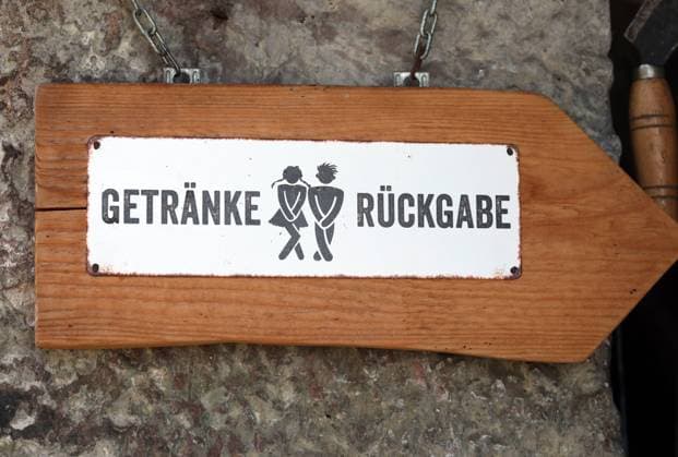 23.08.2019, Koenigstein, Sachsen, GER - Lustiger Wegweiser auf eine oeffentliche Toilette. (Alltag, aussen, Aussenaufnahme, Beduerfnis, Beduerfnisanstalt, deutsch, Deutschland, Europa, europaeisch, Gesellschaft, Getraenke Rueckgabe, Getraenkerueckgabe, Hinweis, Hinweisschild, Humor, Jahreszeit, Klo, Koenigstein, lustig, niemand, Notdurft, oeffentliche Toilette, oeffentliches WC, QF, Querformat, Sachsen, Schild, Sommer, stilles Oertchen, Toilette, WC, Wegweiser, Westeuropa, Wirtschaft, Witz, witzig) 190823D104KOENIGSTEIN.JPG *** 23 08 2019, Koenigstein, Saxony, GER Funny signpost to a public toilet everyday, outside, exterior, need, needy, needy institution, German, Germany, Europe, European, society, beverage return, beverage return, hint,