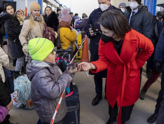 News Themen der Woche KW10 News Bilder des Tages Annalena Baerbock (Buendnis 90 Die Gruenen), Bundesaussenministerin, besucht den Grenzuebergang Palanca zwischen der Ukraine und Moldau und spricht mit Gefluechteten. BM Baerbock besucht auf ihrer Reise, Bosnien und Herzegowina, den Kosovo, Serbien und die Republik Moldau. 12.03.2022 Palanca Moldau *** Annalena Baerbock Buendnis 90 Die Gruenen , Federal Minister of Foreign Affairs, visits the border crossing Palanca between Ukraine and Moldova and talks with refugees BM Baerbock visits on her trip, Bosnia and Herzegovina, Kosovo, Serbia and Moldova 12 03 2022 Palanca Moldova Copyright: xThomasxImox