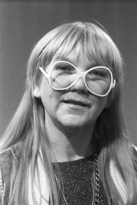 Fifi Brix (Sängerin) 01 85 ru Fifi Brix in der NDR Talk Show am 11. Januar 1985 Deutschland deutsch deutsche Frau Chansonnière Komponistin Autorin Talkshow Lore Kowalke german female singer hoch Porträt neutral Brille sw *** Fifi Brix singer 01 85 ru Fifi Brix in the NDR Talk Show on 11 January 1985 Germany German woman chansonnière composer author talk show Lore Kowalke german female singer high portrait neutral glasses bw