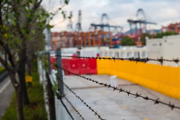 Isolation Facilities Keep Bringing People In, Despite Alleged Fall In Contaminations In China Barbed wires are seen on the barriers of the Tsing Yi Community Isolation Facility for Covid patients, in Hong Kong, China, on Mar 12, 2022. Hong Kong China  Copyright: xMarcxFernandesx originalFilename: fernandes-chinabui220312_npoL5.jpg