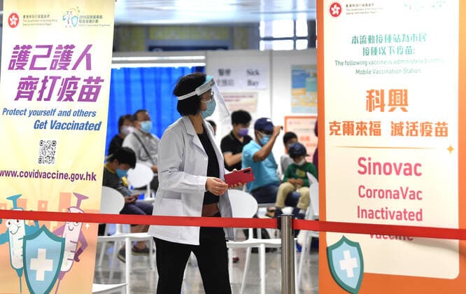 (220312) -- HONG KONG, March 12, 2022 -- People wearing masks wait to receive a dose of the COVID-19 vaccine in Tsing Yi, south China s Hong Kong, March 12, 2022. ) CHINA-HONG KONG-COVID-19-CASES (CN) LoxPingxFai 