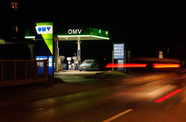 MUNICH, GERMANY - MARCH 12: Price panel at gas station displaying prices above two Euro per liter on March 12, 2022 in Munich, Germany. Due to the war in Ukraine and the high request of domestic fuel oil, energy prices are skyrocketing. Price panel at gas station displaying prices above two Euro per liter. Munich Germany *** MÜNCHEN, DEUTSCHLAND 12. MÄRZ Preistafel an einer Tankstelle mit Preisen über zwei Euro pro Liter am 12. März 2022 in München, Deutschland Aufgrund des Krieges in der Ukraine und der hohen Nachfrage nach heimischem Heizöl schießen die Energiepreise in die Höhe Preistafel an einer Tankstelle mit Preisen über zwei Euro pro Liter München Deutschland Copyright: xx