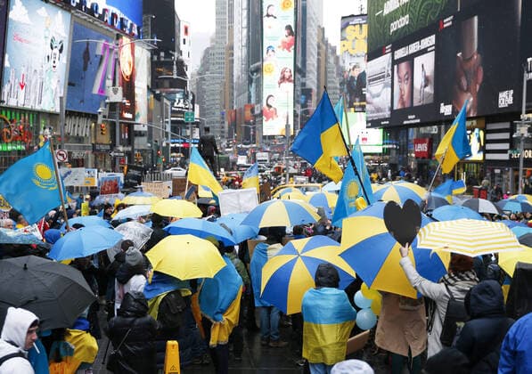 Bilder des Jahres 2022, News 03 März News Themen der Woche KW10 News Bilder des Tages Protesters hold umbrellas with the colors of the flag of Ukraine at a Close the Sky March Umbrella Rally in support of Ukraine in Times Square in New York City on Saturday, March 12, 2022. The United Nations has recorded 1,581 civilian casualties since the start of the Russian invasion of Ukraine on Feb. 24.  NYP20220312119 JohnxAngelillo