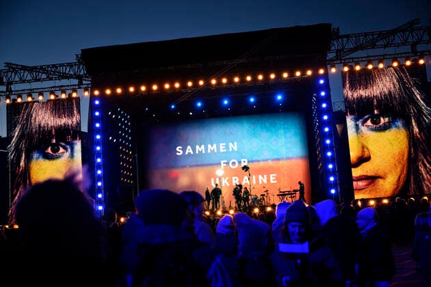 News Bilder des Tages Sammen for Ukraine - koncert paa Raadhuspladsen loerdag den 12. marts 2022. TV 2 og DR er gaaet sammen om stoettekoncert for ofrene i Ukraine hvor der samles ind til ofrene for krigen.. , Copenhagen Denmark Copyright: PhilipxDavali PhilipxDavalix COP10246 spdk20220312-235144-L