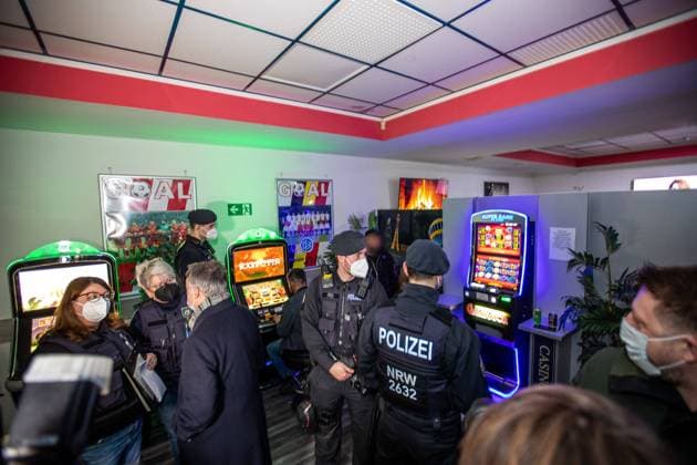NRW-Innenminister Reul: Nadelstiche gegen die Clan-Kriminalität - Polizeisprecher: Wir wollen den Clans den Geldhahn zudrehen, der ihr Luxusleben finanziert - Unter anderem illegale Spielautomaten beschlagnahmt Landesweite Razzia in Nordrhein-Westfalen. Polizei, Zoll und Ordnungsbehörden haben am Abend eine illegale Spielhalle in Duisburg-Marxloh durchsucht. Auch Innenminister Herbert Reul machte sich ein Bild der Lage vor Ort. Es ging um unterschiedliche Geschäftsmodelle wie illegalen Schrotthandel, überteuerte Monteursleistungen, Barbershops, Schlüsseldienste und Kammerjäger. Mehrere Hundert Beamte waren im Einsatz. Bis zum Mittag vollstreckten die Beamten fünf Haftbefehle. Weitere sechs Personen seien vorläufig festgenommen worden,