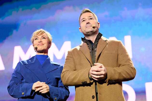 Vaerterne Natasja Crone og Johannes Langkilde under Sammen for Ukraine - koncert paa Raadhuspladsen loerdag den 12. marts 2022. TV 2 og DR er gaaet sammen om stoettekoncert for ofrene i Ukraine hvor der samles ind til ofrene for krigen.. , Copenhagen Denmark Copyright: PhilipxDavali PhilipxDavalix COP10246 spdk20220312-235430-L