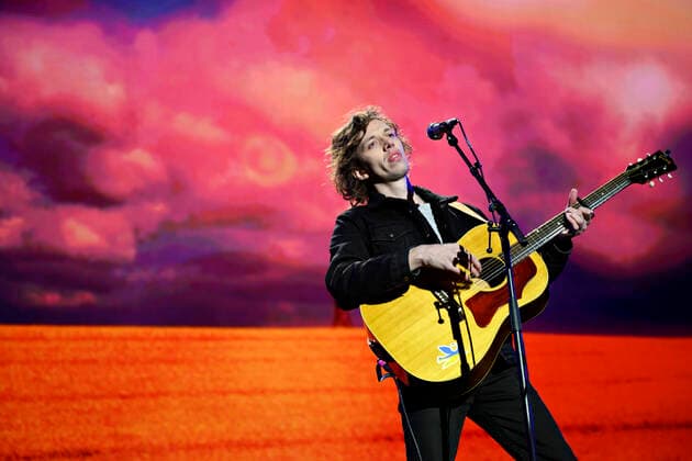 Carl Emil Petersen under Sammen for Ukraine - koncert paa Raadhuspladsen loerdag den 12. marts 2022. TV 2 og DR er gaaet sammen om stoettekoncert for ofrene i Ukraine hvor der samles ind til ofrene for krigen.. , Copenhagen Denmark Copyright: PhilipxDavali PhilipxDavalix COP10246 spdk20220312-235738-L