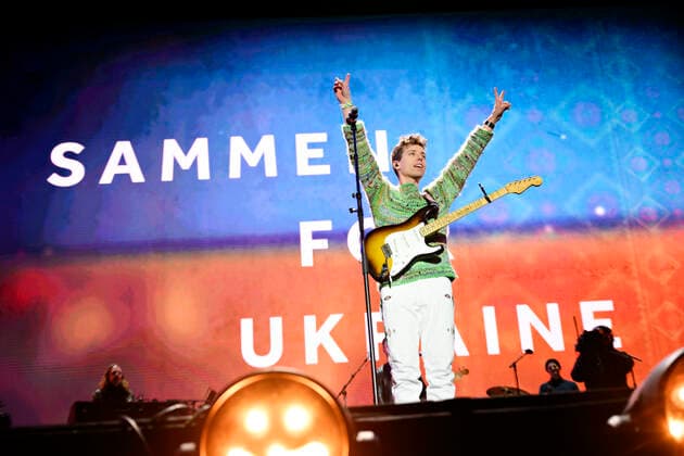 Mads Langer under Sammen for Ukraine - koncert paa Raadhuspladsen loerdag den 12. marts 2022. TV 2 og DR er gaaet sammen om stoettekoncert for ofrene i Ukraine hvor der samles ind til ofrene for krigen.. , Copenhagen Denmark Copyright: PhilipxDavali PhilipxDavalix COP10246 spdk20220312-235803-L