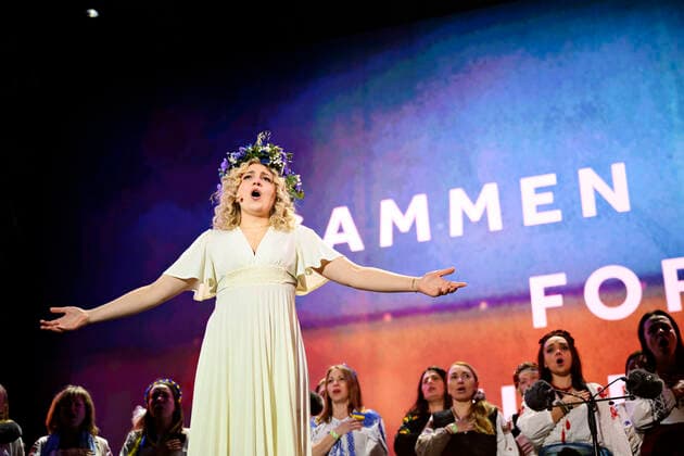 Ukraines nationalsang ved Taisia under Sammen for Ukraine - koncert paa Raadhuspladsen loerdag den 12. marts 2022. TV 2 og DR er gaaet sammen om stoettekoncert for ofrene i Ukraine hvor der samles ind til ofrene for krigen.. , Copenhagen Denmark Copyright: PhilipxDavali PhilipxDavalix COP10246 spdk20220312-235820-L