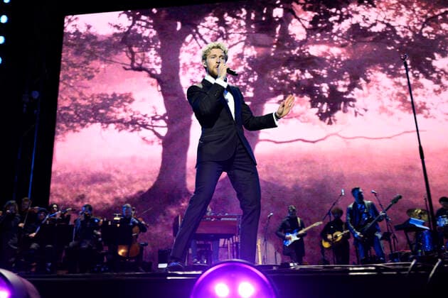 Christopher under Sammen for Ukraine - koncert paa Raadhuspladsen loerdag den 12. marts 2022. TV 2 og DR er gaaet sammen om stoettekoncert for ofrene i Ukraine hvor der samles ind til ofrene for krigen.. , Copenhagen Denmark Copyright: PhilipxDavali PhilipxDavalix COP10246 spdk20220312-235925-L