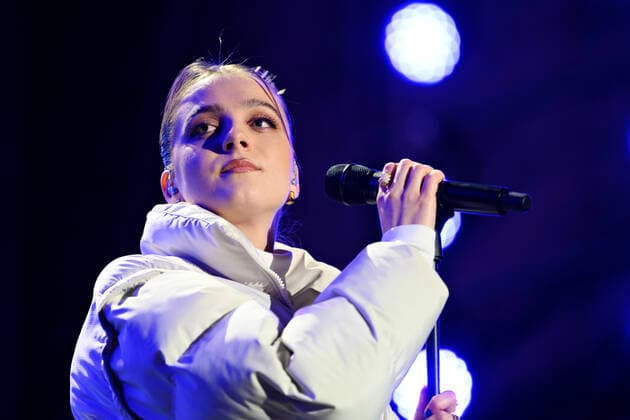 Ida Laurberg under Sammen for Ukraine - koncert paa Raadhuspladsen loerdag den 12. marts 2022. TV 2 og DR er gaaet sammen om stoettekoncert for ofrene i Ukraine hvor der samles ind til ofrene for krigen.. , Copenhagen Denmark Copyright: PhilipxDavali PhilipxDavalix COP10246 spdk20220313-000002-L