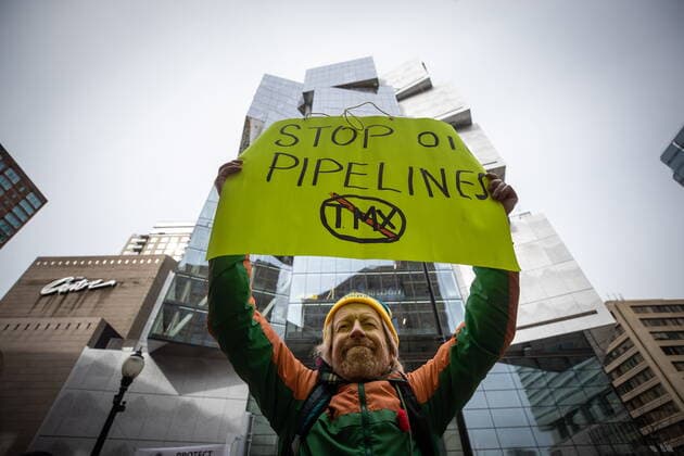 News Bilder des Tages March 12, 2022, VANCOUVER, BC, CANADA: A person holds up a sign while attending a climate action rally organized by the group 350 Canada, in Vancouver, B.C., Saturday, March 12, 2022. VANCOUVER CANADA  - ZUMAc35_ 20220312_zaf_c35_017 Copyright: xDarrylxDyckx