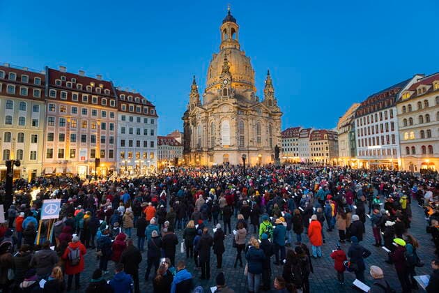News Themen der Woche KW10 News Bilder des Tages Dresden Versammlung mit Bürgersingen auf dem Neumarkt vor der Frauenkirche Für Frieden, gegen Krieg und Solidarität mit der Ukraine. Eingeladen waren alle Bürgerinnen und Bürger sowie alle Dresdner Chöre. Oberbürgermeister Dirk Hilbert verlas die Resolution des Stadtrates zum Krieg in der Ukraine. Außerdem waren dabei: Axel Köhler, Rektor der Hochschule für Musik Carl Maria von Weber Dresden; Musiker und Musikerinnen der Dresdner Philharmonie; Gunter Berger, Direktor der Philharmonischen Chöre. Dresden Sachsen GERMANY *** Dresden Assembly with citizens singing on the Neumarkt in front of the Frauenkirche For peace, against war and solidarity with Ukraine All citizens and all Dresden choirs were invited Lord Mayor Dirk Hilb