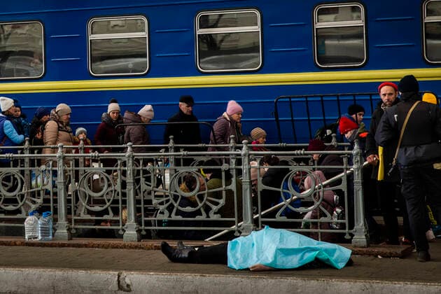 Bilder des Jahres 2022, News 03 März News Themen der Woche KW10 News Bilder des Tages March 12, 2022, Lviv, Ukraine: A sheet covers the body of a woman who died in the Lviv-Holovnyi railway station. This is at least the second death at the station in the last week. Cause of death, unknown. Lviv Ukraine - ZUMAogra 20220312_mda_c244_033 Copyright: xDanielxCardex
