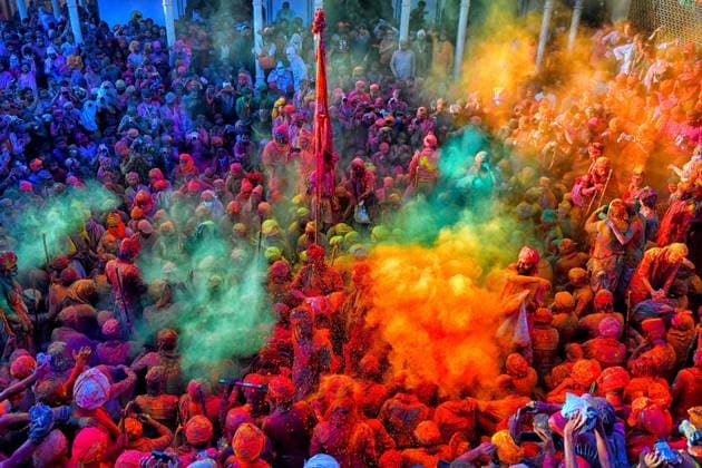 Bilder des Jahres 2022, News 03 März News Themen der Woche KW10 News Bilder des Tages March 12, 2022, Mathura, Uttar Pradesh, India: Hindu devotees play with colorful powders (Gulal) at the Radharani Temple of Nandgaon during the festival. Holi Festival of India is one of the biggest colorful celebrations in India as many Tourists and devotees gather to observe this colorful event. Marking the beginning of spring, the festival celebrates the divine love of Radha and Krishna and represents the victory of good over evil. Mathura India - ZUMAs197 20220312_zaa_s197_667 Copyright: xAvishekxDasx