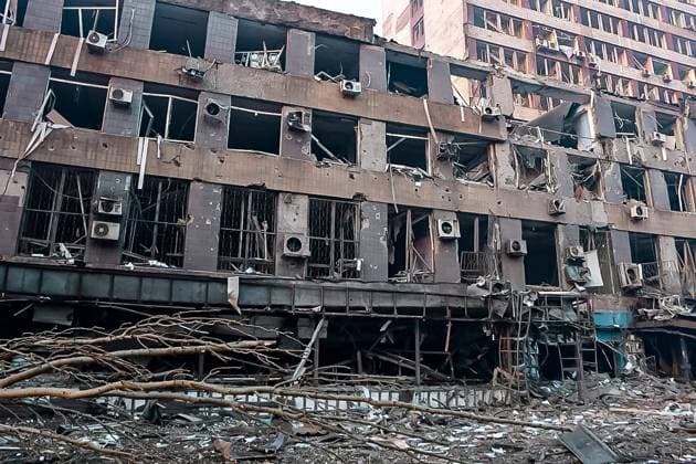 News Bilder des Tages Debris of destroyed Mariupol buildings litters the street as Russia s invasion of Ukraine continues, in Mariupol, Ukraine, on Saturday, March 12, 2022.  KYV2022031214 StatexEmergencyxServicexofxUkrai