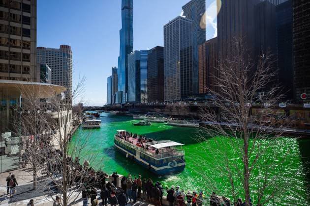 Bilder des Jahres 2022, News 03 März News Themen der Woche KW10 News Bilder des Tages (220312) -- CHICAGO, March 12, 2022 -- People gather on the banks of the Chicago River dyed green in Chicago, the United States, on March 12, 2022. The Chicago River was dyed green on Saturday to celebrate the upcoming St. Patrick s Day, which is marked on March 17. (Photo by Vincent D. Johnson Xinhua) U.S.-CHICAGO-ST. PATRICK S DAY-CELEBRATION XuxJing 