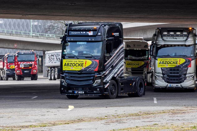 Bilder des Jahres 2022, News 03 März News Themen der Woche KW10 News Bilder des Tages Angesichts der hohen Preise für Diesel und Gaskraftstoffe demonstrierten LKW-Fahrer mit ihren Lastwagen auf einem Parkplatz bei der Kölner Messe. Ohne staatliche Intervention sei die Versorgungssicherheit nicht aufrecht zu erhalten, heißt es in einer Mitteilung. Die Preisexplosion gefährde die Existenz von vielen mittelständischen Unternehmen. Köln, 12.03.2022 *** In view of the high prices for diesel and gas fuels, truck drivers demonstrated with their trucks in a parking lot near the Cologne trade fair Cologne, 12 03 2022 Without government intervention, the security of supply could not be maintained, it said in a statement The price explosion endangered the existence of many medium-sized companies Cologne, 12 03 2022 Foto:xR.xSchmiegeltx xFuturexImage