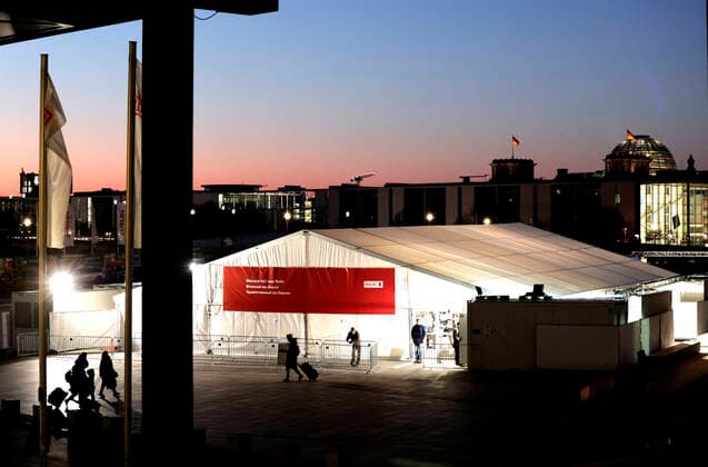 News Themen der Woche KW10 Auf dem Vorplatz des Berliner Hauptbahnhofs (Washingtonplatz) hat der Berliner Senat ein beheiztes Zelt fuer die ankommenden Kriegsfluechtlinge aus der Ukraine bereitgestellt, DEU, Berlin, 13.03.2022 *** On the forecourt of the Berlin main station Washingtonplatz, the Berlin Senate has provided a heated tent for the arriving war refugees from Ukraine, DEU, Berlin, 13 03 2022