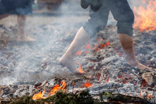 Bilder des Jahres 2022, News 03 März News Themen der Woche KW10 News Bilder des Tages March 13, 2022, Tokyo, Japan: People walk on the fire during the Hiwatari or fire-walking ceremony at Takao-san Yakuo-in Yuki-ji Temple in Hachioji. Buddhist devotees walked over the fire with bare feet to pray for world peace and receive protection from misfortune and good health. Visitors can participate at the end of the ceremony to receive the benefits. The annual event is held on the second Sunday of March at the down skirt of Mt. Takao. Tokyo Japan - ZUMAm191 20220313_zap_m191_006 Copyright: xRodrigoxReyesxMarinx