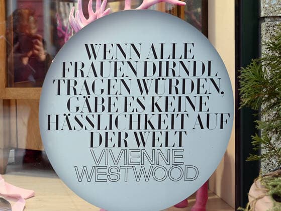 Besuch in Bad Ischl, im oberösterreichischen Salzkammergut, am 10.03.22. Das Bild zeigt einen Aufkleber mit einem Spruch der Vivienne Westwood: Wenn alle Frauen Dirndl Tragen würden, gäbe es keine Hässlichkeit auf der Welt. im Schaufenster des Fotoladens Hofer am Kreuzplatz in Bad Ischl 2022 - Besuch in Bad Ischl, im oberösterreichischen Salzkammergut, am 10.03.22 *** Visit to Bad Ischl, in the Upper Austrian Salzkammergut, on 10 03 22 The picture shows a sticker with a saying by Vivienne Westwood If all women wore dirndls, there would be no ugliness in the world in the window of the photo store Hofer at Kreuzplatz in Bad Ischl 2022 Visit to Bad Ischl, in the Upper Austrian Salzkammergut, on 10 03 22