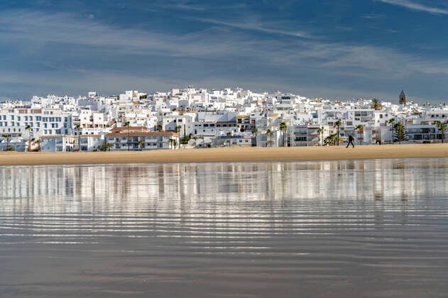 Playa De Los Bateles und Conil Die Stadtansicht von Conil spiegelt sich am Strand Playa De Los Bateles, Conil de la Frontera, Costa de la Luz, Andalusien, Spanien Conil cityscape reflected on Playa De Los Bateles beach, Conil de la Frontera, Costa de la Luz, Andalusia, Spain *** Playa De Los Bateles and Conil cityscape reflected on Playa De Los Bateles beach, Conil de la Frontera, Costa de la Luz, Andalusia, Spain Conil cityscape reflected on Playa De Los Bateles beach, Conil de la Frontera, Costa de la Luz, Andalusia, Spain