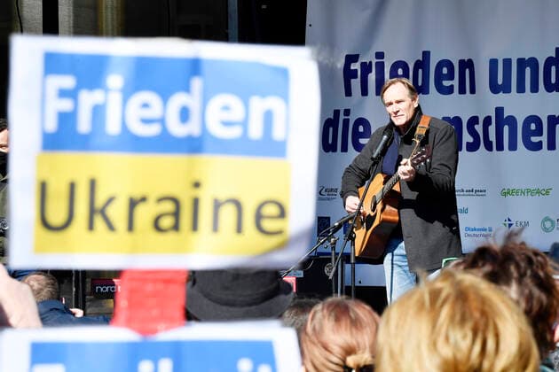 Bilder des Jahres 2022, News 03 März News Themen der Woche KW10 News Bilder des Tages Kundgebung Demonstration Frieden und Solidarität für die Menschen in der Ukraine in Leipzig (13.03.2022) Leipzigs Oberbürgermeister Burkhard Jung bei der Demonstration gegen den Krieg in der Ukraine in Leipzig (13.03.2022) mit einer Gitarre vor einem Schild Frieden und Solidarität für die Menscen in der Ukraine. Stoppt den Krieg. Im Vordergrund in Schild mit der Aufschrift Friden Ukraine Leipzig Sachsen Deutschland Augustusplatz *** Demonstration Peace and solidarity for the people in Ukraine in Leipzig 13 03 2022 Leipzigs mayor Burkhard Jung at the demonstration against the war in Ukraine in Leipzig 13 03 2022 with a guitar in front of a sign Peace and solidarity for the people in Ukraine Stop the war In the foreground in sign with the i