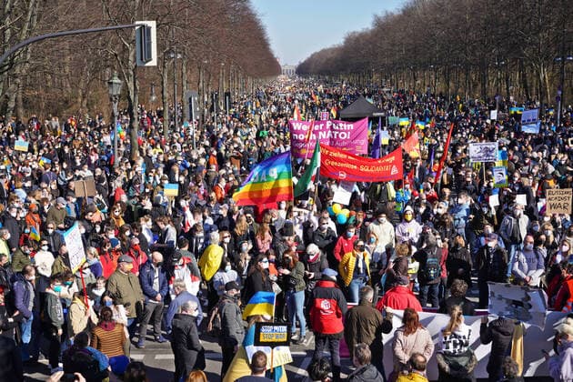 Bilder des Jahres 2022, News 03 März News Themen der Woche KW10 News Bilder des Tages Stoppt den Krieg! Antikriegsdemo in Berlin 13.3.2022 Stoppt den Krieg! Frieden und Solidarität für die Menschen in der Ukraine Berlin Berlin Mitte Berlin GER *** Stop the war anti-war demonstration in Berlin 13 3 2022 Stop the war peace and solidarity for the people of Ukraine Berlin Berlin Mitte Berlin GER