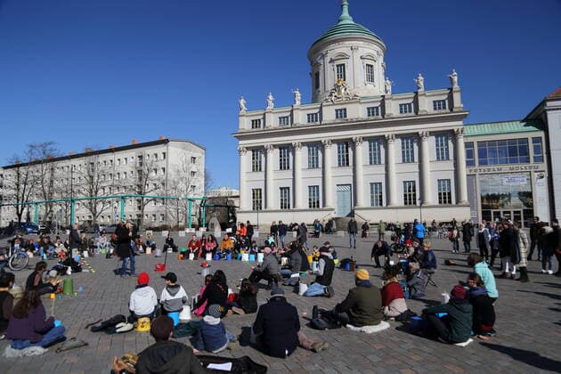 Entertainment Bilder des Tages Trommeln für die Kunst, eine Mitmachperformance der Initiative KulturMachtPotsdam auf dem Alten Markt in Potsdam, 13. März 2022. Die Aktion macht auf die schwierige Situation von Künstlerinnen und Künstlern in der Coronavirus-Pandemie aufmerksam. Trommeln für die Kunst