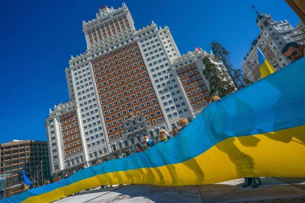 News Bilder des Tages March 13, 2022, Madrid, Spain: Protesters hold a huge Ukrainian flag during a rally against Russian invasion of Ukraine at Plaza de Espana. Madrid Spain - ZUMAs197 20220313_zaa_s197_013 Copyright: xAtilanoxGarciax