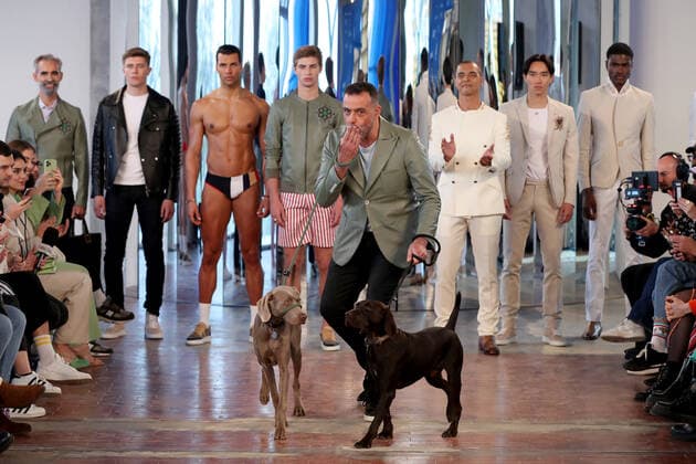 Entertainment Themen der Woche KW10 Entertainment Bilder des Tages Highlights of Lisbon Fashion Week 2022 Portuguese fashion designer Nuno Gama acknowledges cheers after presenting his collection during the 58th edition of Lisbon Fashion Week in Lisbon, Portugal on March 13, 2022. Lisbon Portugal  Copyright: xPedroxFiuzax originalFilename: fiuza-highligh220313_npKYf.jpg