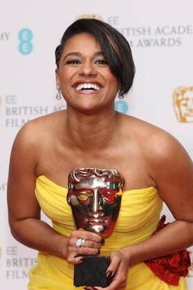 Bilder des Jahres 2022, Entertainment 03 März Entertainment Themen der Woche KW10 Entertainment Bilder des Tages . 13 03 2022. London, United Kingdom. Ariana DeBose with her Bafta at the British Academy Film Awards in London.  xStephenxLockx xi-Imagesx IIM-23193-0110