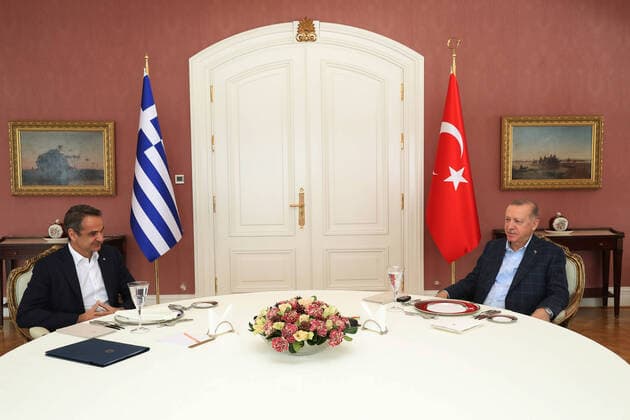 News Themen der Woche KW10 News Bilder des Tages (220313) -- ISTANBUL, March 13, 2022 () -- Turkish President Recep Tayyip Erdogan (R) meets with Greek Prime Minister Kyriakos Mitsotakis in Istanbul, Turkey, on March 13, 2022. Erdogan and Mitsotakis pledged on Sunday to boost mutual cooperation despite their disagreements. () TURKEY-ISTANBUL-PRESIDENT-GREECE-PM-MEETING Xinhua 