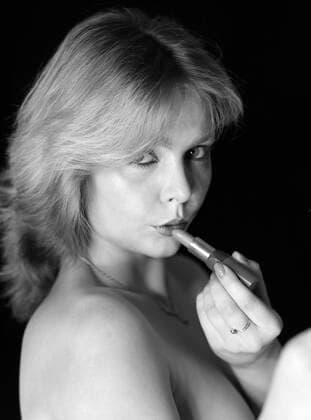 10.12.1968, Berlin, DDR - Frau benutzt einen Lippenstift. (20-30 Jahre, 60er Jahre, Alltag, Berlin, DDR, deutsch, Deutsche Demokratische Republik, Deutschland, Europa, europaeisch, Frau, GDR, Gesellschaft, HF, Historie, historisch, Hochformat, innen, Innenaufnahme, Kaukasierin, kaukasisch, Kosmetik, Lippen anmalen, Lippenstift, Mensch, Person, pmscartandhistory, Produkt, Produktaufnahme, Produktwerbung, s w, schwarz weiss, schwarz-weiss, Sechziger Jahre, sexy, Studio, Studioaufnahme, verfuehrerisch, Ware, weiblich, Werbeaufnahme, Werbefoto, Werbung, Westeuropa, Wirtschaft, Zeitdokument, Zeitgeschichte) 681210KF452WERBUNG.JPG *** 10 12 1968, Berlin, GDR woman uses a lipstick 20 30 years, 60s, everyday life, Berlin, GDR, German, German Democ