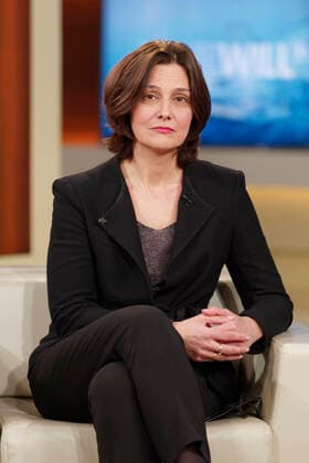 Katja Petrowskaja bei Anne Will 2022-03-13, Deutschland, Berlin - Katja Petrowskaja, deutsch-ukrainische Schriftstellerin, Literaturwissenschaftlerin und Journalistin, zu Gast bei Anne Will im Ersten Deutschen Fernsehen. Thema der ARD-Politiktalkrunde: Angriff auf die Ukraine - wie kann Putins Krieg beendet werden?