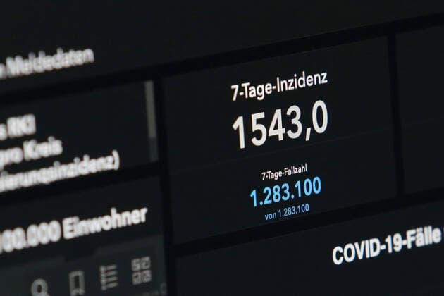 Dashboard des RKI, die 7-Tage-Inzidenz steigt wieder und liegt nun bei 1543,0 7-Tage-Inzidenz, Dashboard des RKI auf einem Monitor am 14.03.2022 in Siegen Deutschland.