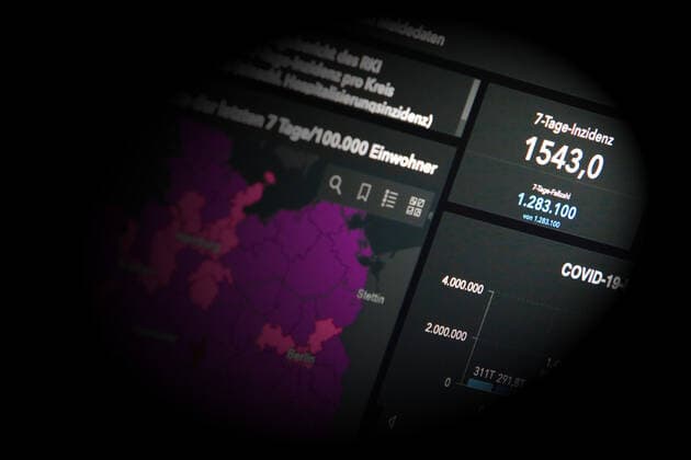 Dashboard des RKI, die 7-Tage-Inzidenz steigt wieder und liegt nun bei 1543,0 7-Tage-Inzidenz, Dashboard des RKI auf einem Monitor am 14.03.2022 in Siegen Deutschland.