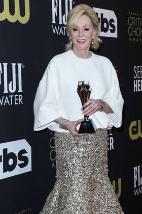 27th Annual Critics Choice Awards - Press Room Jean Smart wearing Valentino Couture with Jimmy Choo shoes, a Rodo clutch, and a Girard-Perregaux watch poses in the press room with her award for Best Actress in a Comedy Series for Hacks at the 27th Annual Critics Choice Awards held at the Fairmont Century Plaza Hotel on March 13, 2022 in Century City, Los Angeles, California, United States. Fairmont Century Plaza Hotel, Century City, Los Angeles, California California United States  Copyright: xImagexPressxAgencyx originalFilename: collin-27thannu220314_npIzr.jpg