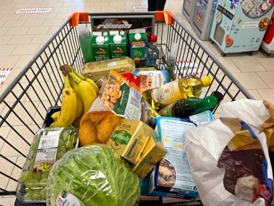 14.03.2022, Einkauf in einem Supermarkt im Allgäu, Lebensmittel im Einkaufswagen. 14.03.2022, Supermarkt 14.03.2022, Supermarkt *** 14 03 2022, shopping in a supermarket in Allgäu, food in shopping cart 14 03 2022, supermarket 14 03 2022, supermarket
