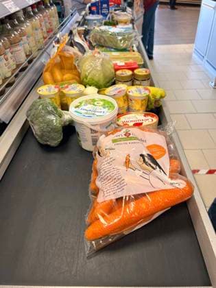 14.03.2022, Einkauf in einem Supermarkt im Allgäu, Lebensmittel auf dem Band an der Kasse, 14.03.2022, Supermarkt 14.03.2022, Supermarkt *** 14 03 2022, shopping in a supermarket in the Allgäu region, food on the conveyor belt at the checkout, 14 03 2022, supermarket 14 03 2022, supermarket