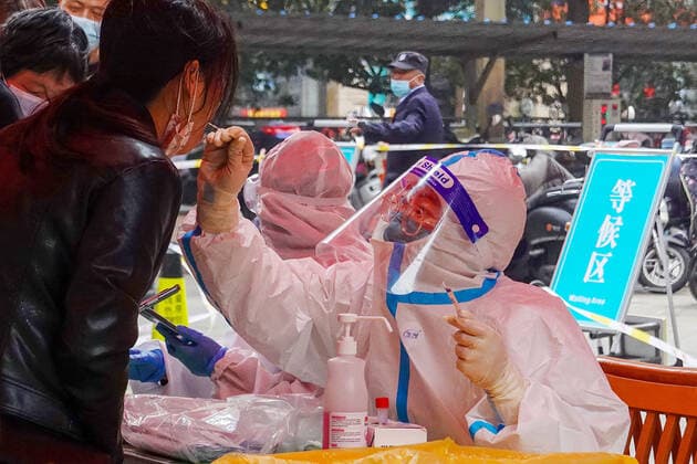 March 14, 2022, Changzhou, Jiangsu, China: A community COVID-19 control worker performs nucleic acid testing on a community resident in Changzhou. A total of 17 COVID-19 positive cases have been screened in Changzhou, China. As of March 14, 2022, there were 242,703 confirmed cases in China, including 227,451 in Hong Kong. Changzhou China - ZUMAs197 20220314_zaa_s197_016 Copyright: xSheldonxCooperx
